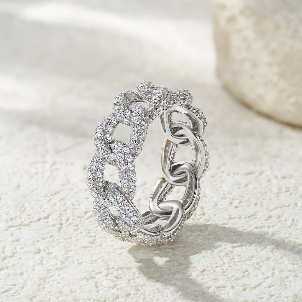 A Luxurious, Fashionable, And Trendy Silver Ring Set With Top-quality Moissanite, Crafted From S925 Silver With A Platinum-plated Finish