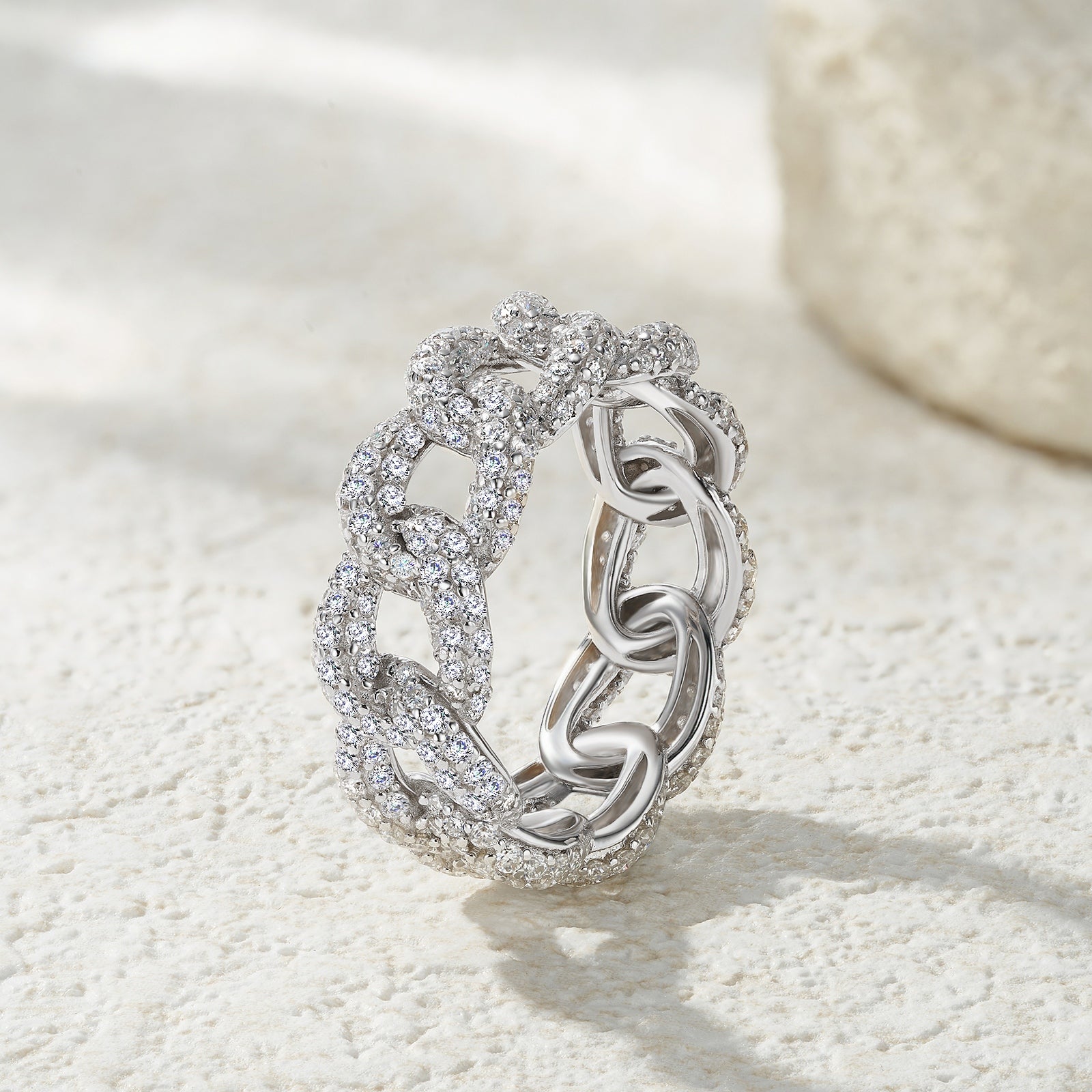 A Luxurious, Fashionable, And Trendy Silver Ring Set With Top-quality Moissanite, Crafted From S925 Silver With A Platinum-plated Finish