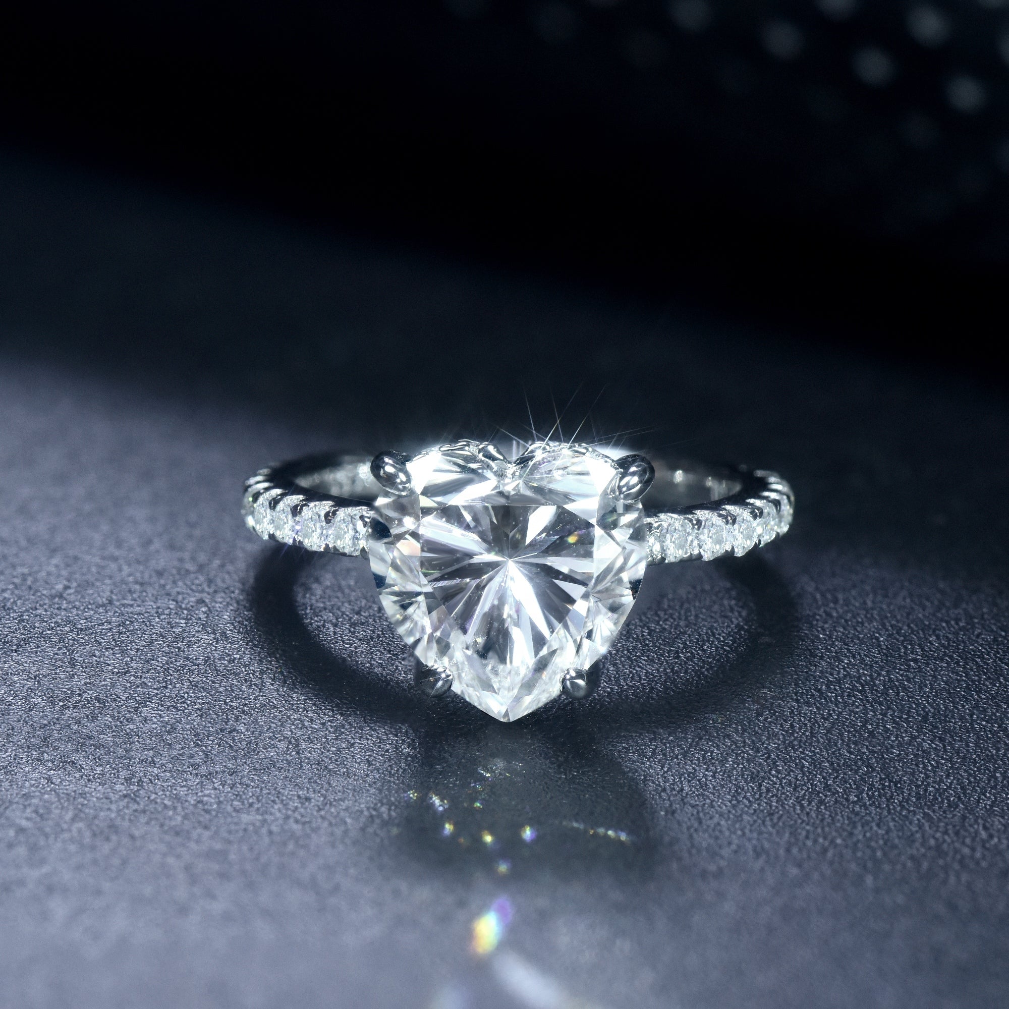 Un anello in argento lussuoso