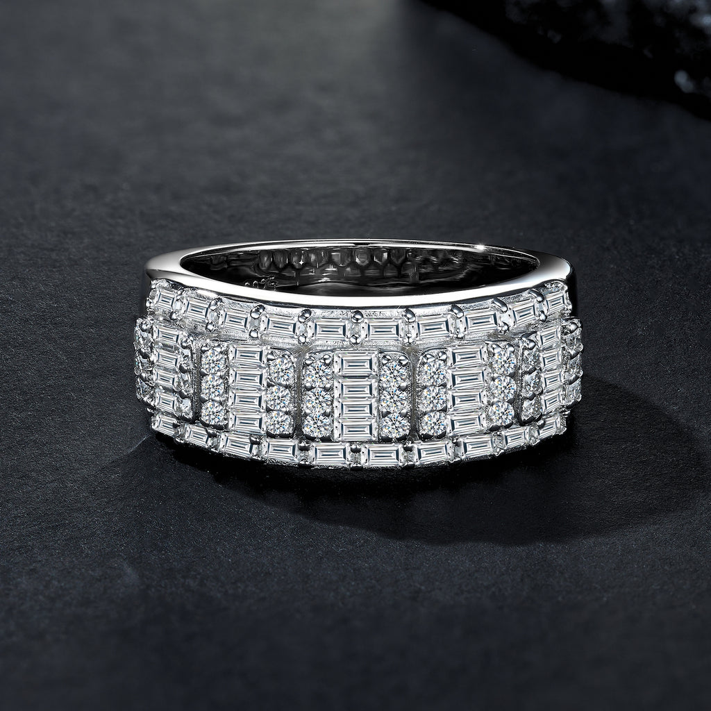 A Luxurious, Fashionable, And Trendy Silver Ring Set With Top-quality Moissanite, Crafted From S925 Silver With A Platinum-plated Finish