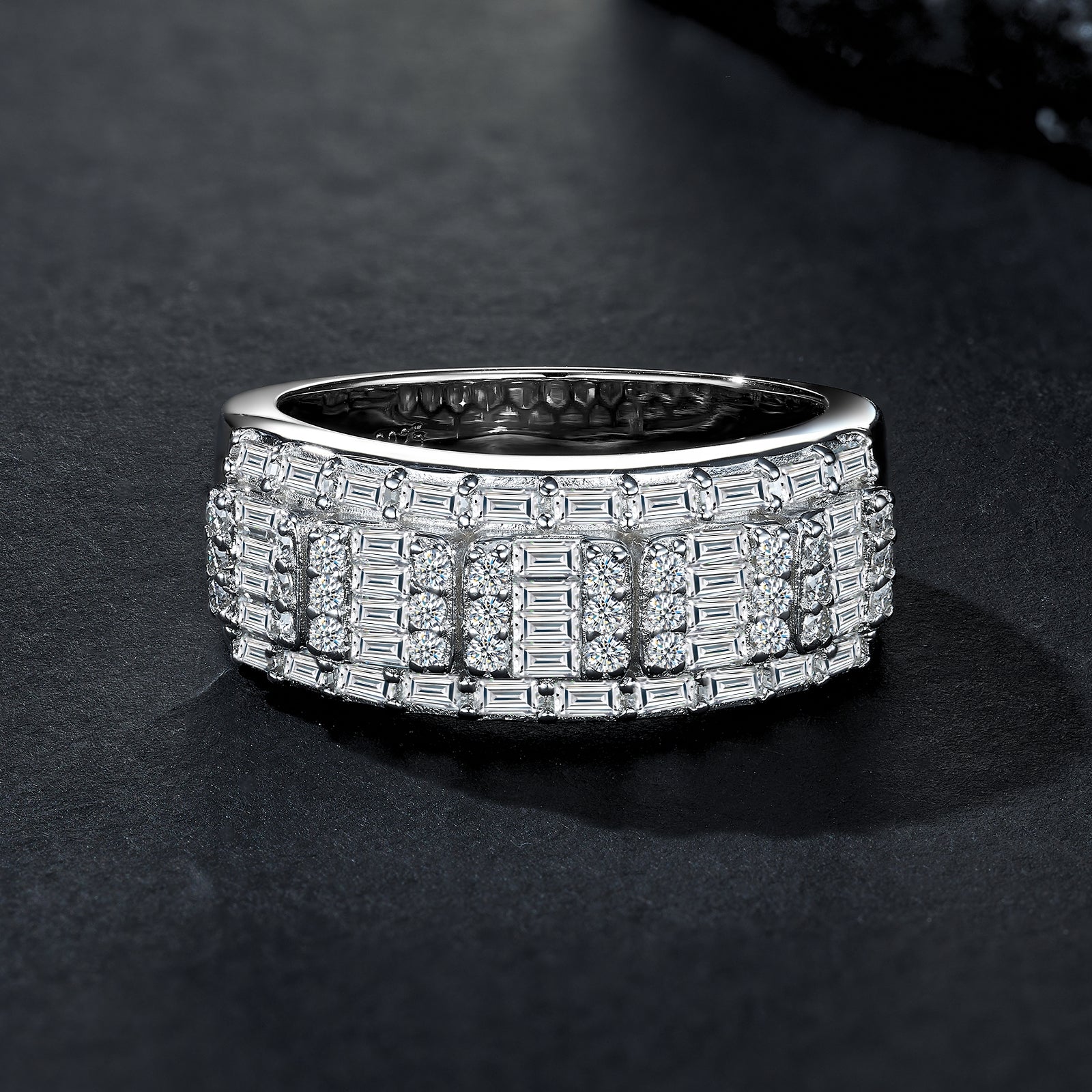 A Luxurious, Fashionable, And Trendy Silver Ring Set With Top-quality Moissanite, Crafted From S925 Silver With A Platinum-plated Finish
