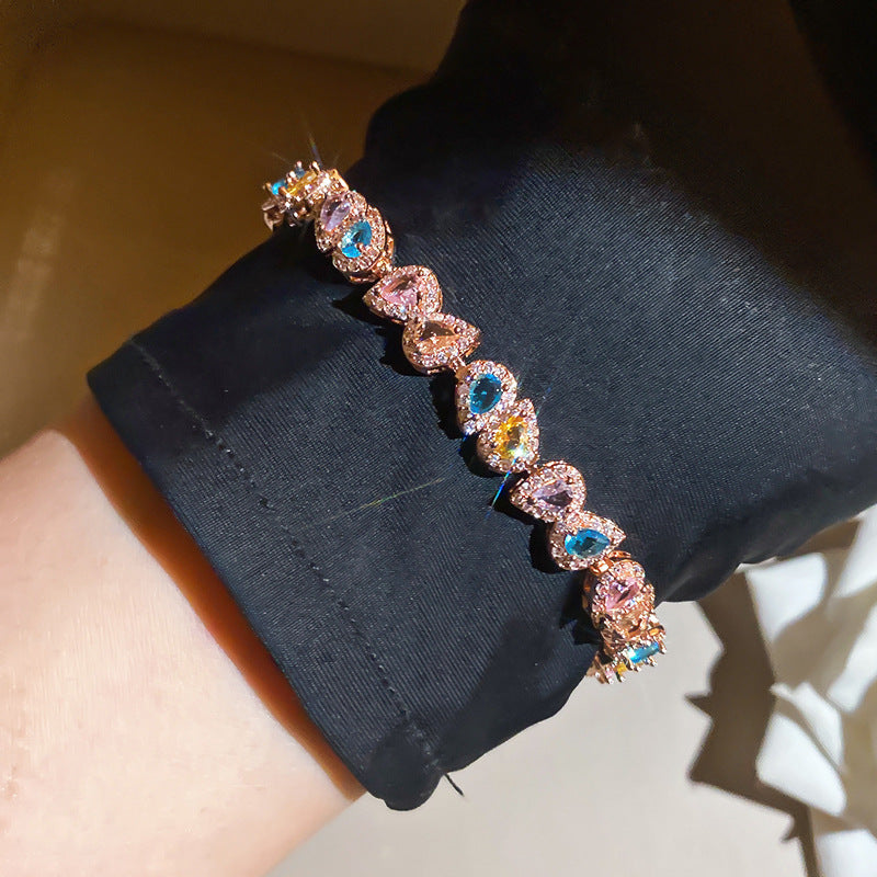 Bracciale con pietre preziose, stile di nicchia e sofisticato, alla moda.