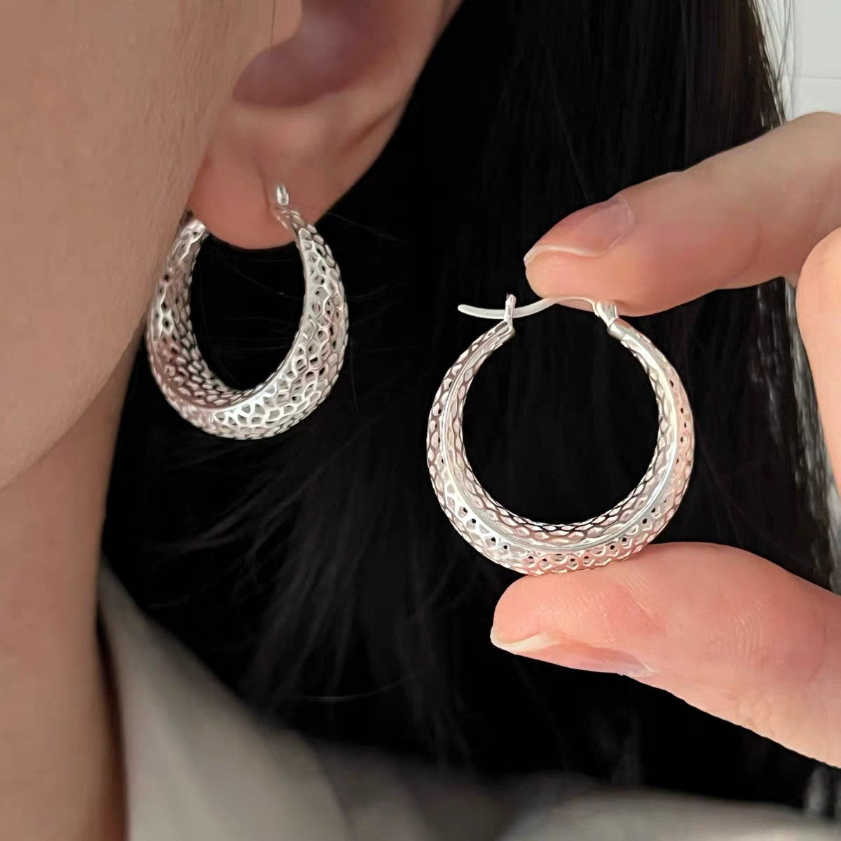 paio di orecchini a cerchio larghi in argento sterling 999