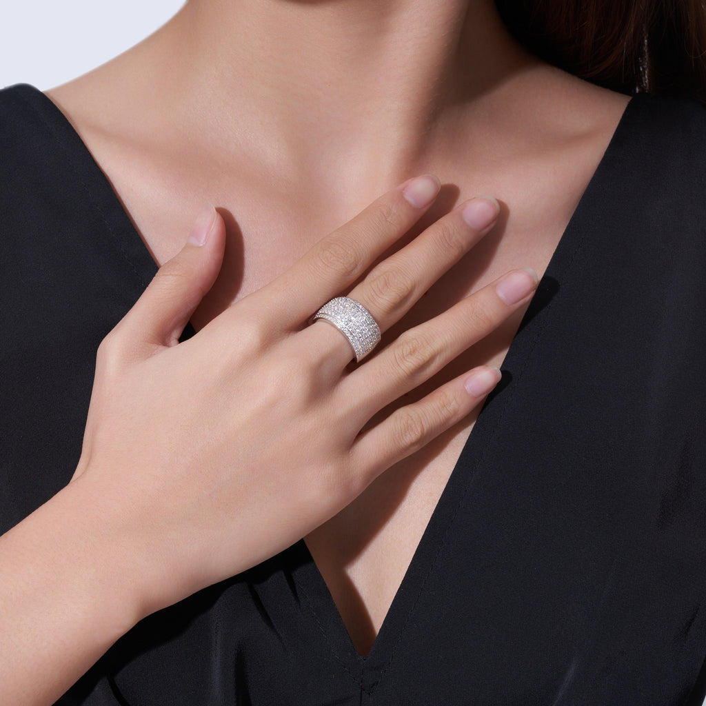 A Luxurious, Fashionable, And Trendy Silver Ring Set With Top-quality Moissanite, Crafted From S925 Silver With A Platinum-plated Finish