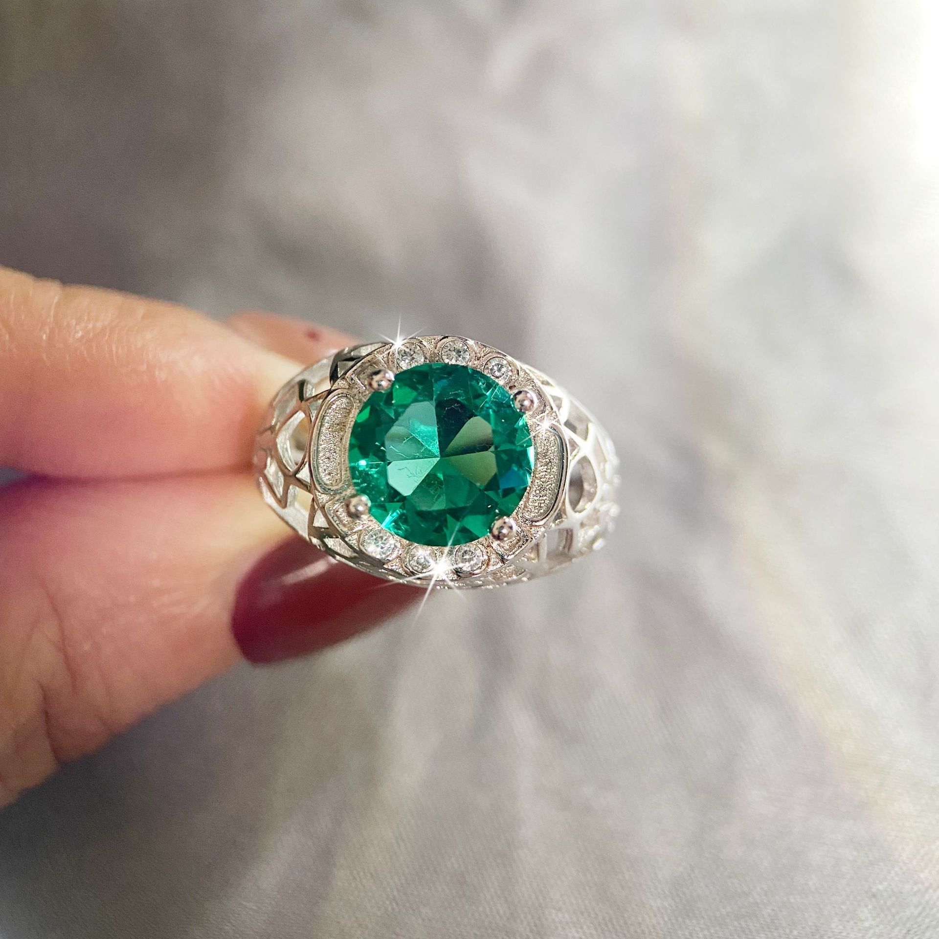 Anello da donna creativo e alla moda con smeraldo