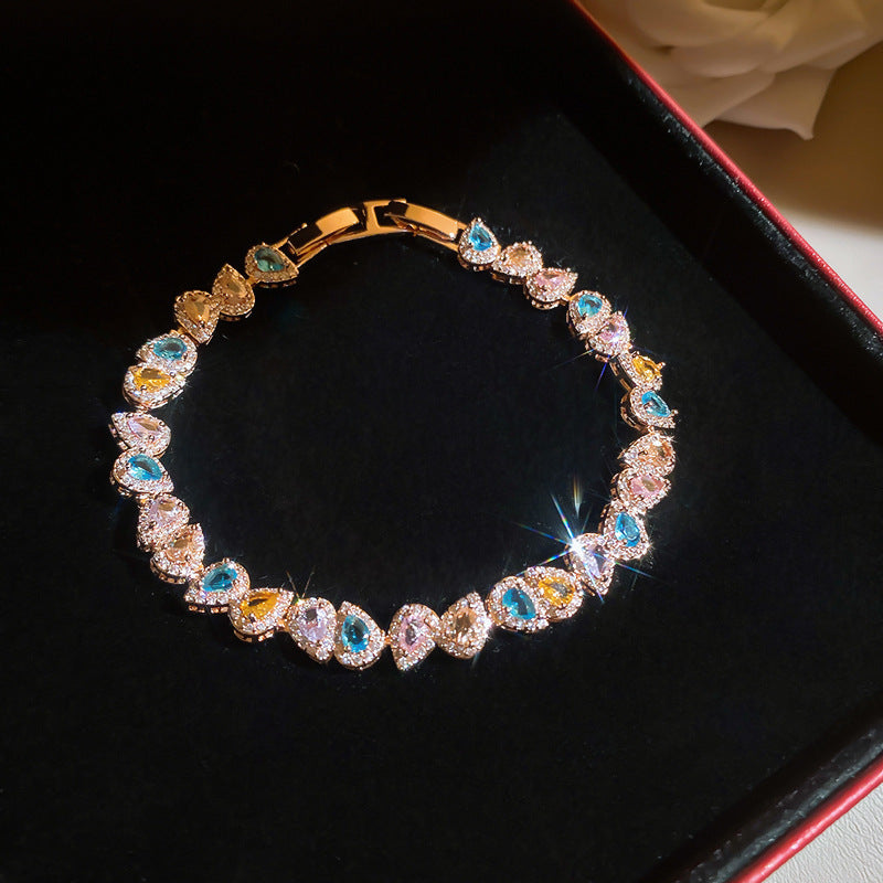 Bracciale con pietre preziose, stile di nicchia e sofisticato, alla moda.