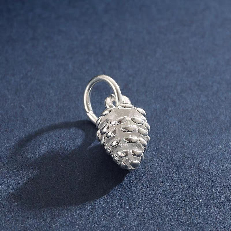 Un paio di orecchini pendenti a forma di pigna intrecciata in argento sterling 999, stile foresta