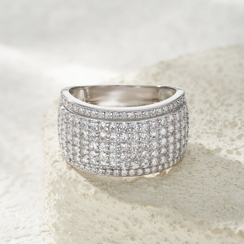 A Luxurious, Fashionable, And Trendy Silver Ring Set With Top-quality Moissanite, Crafted From S925 Silver With A Platinum-plated Finish