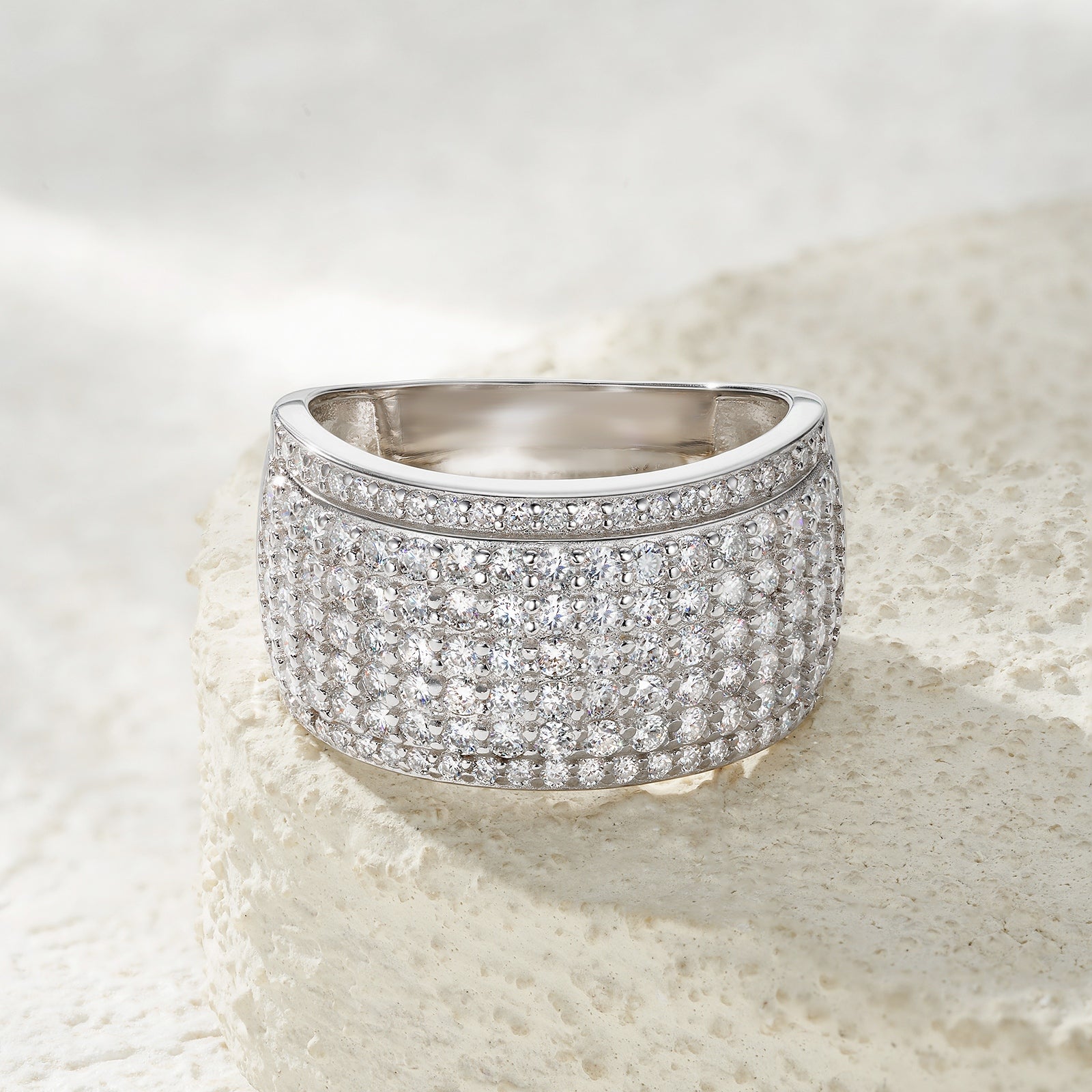 A Luxurious, Fashionable, And Trendy Silver Ring Set With Top-quality Moissanite, Crafted From S925 Silver With A Platinum-plated Finish