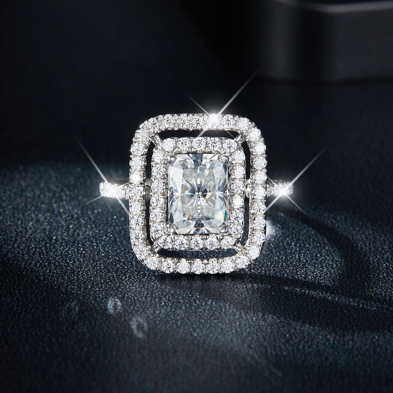 Un anello in argento S925 lussuoso, alla moda e di tendenza