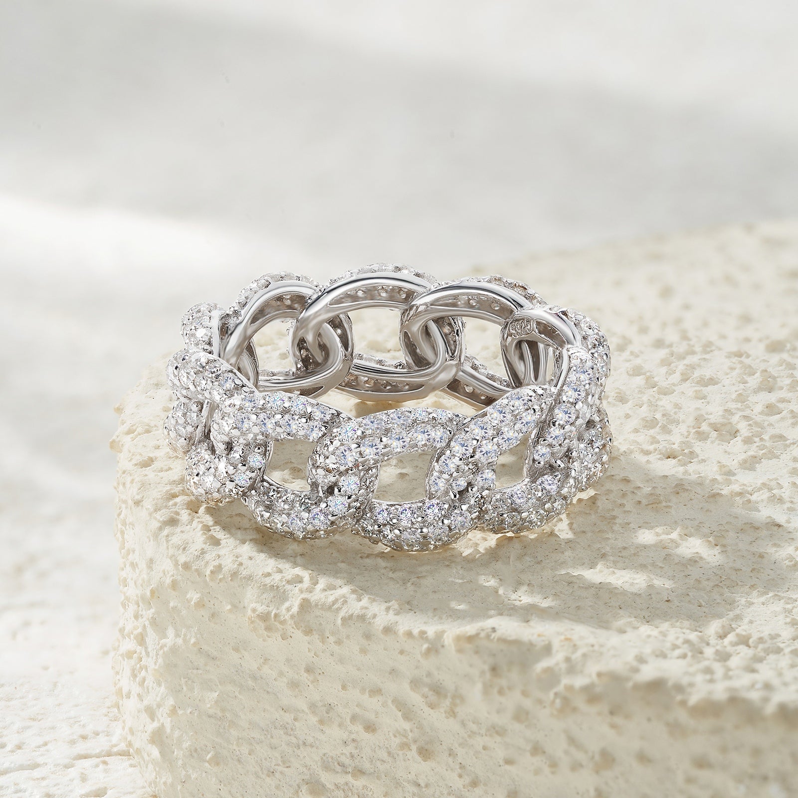 A Luxurious, Fashionable, And Trendy Silver Ring Set With Top-quality Moissanite, Crafted From S925 Silver With A Platinum-plated Finish