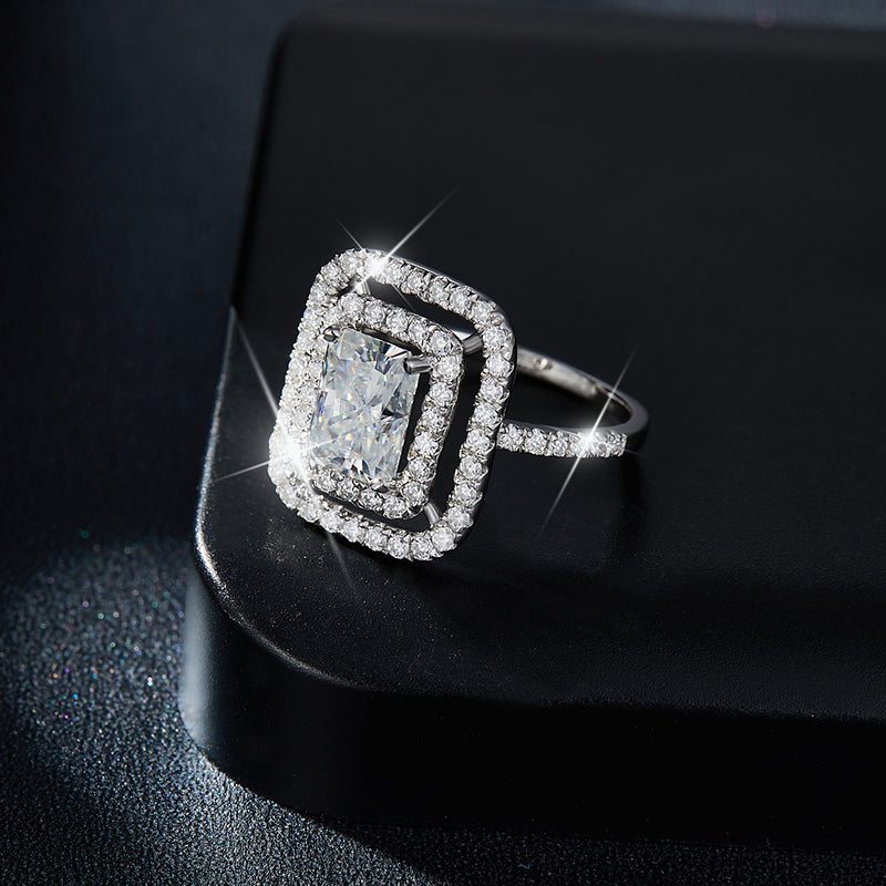 Un anello in argento S925 lussuoso, alla moda e di tendenza