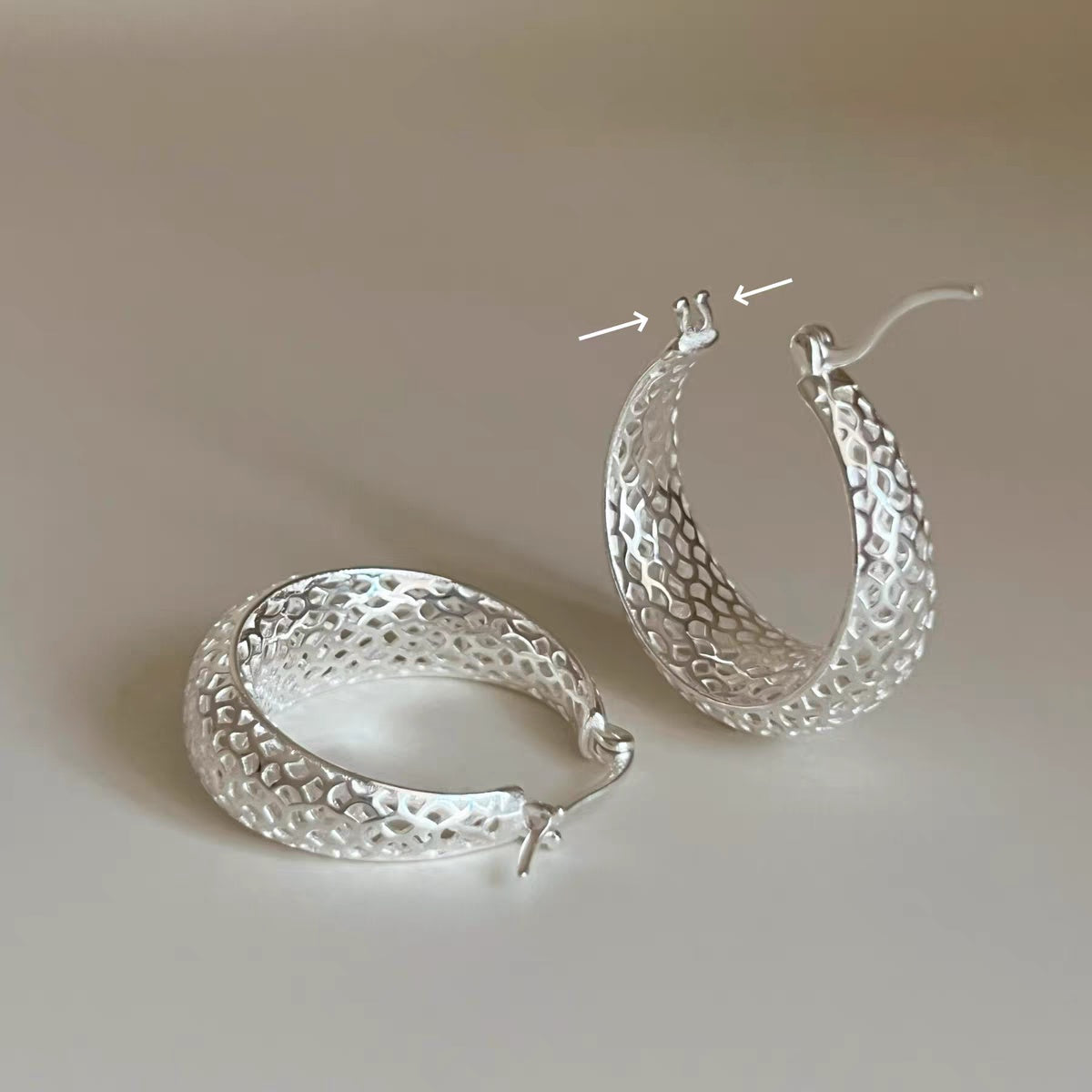 paio di orecchini a cerchio larghi in argento sterling 999