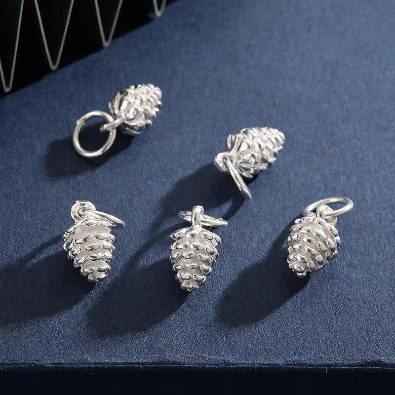 Un paio di orecchini pendenti a forma di pigna intrecciata in argento sterling 999, stile foresta