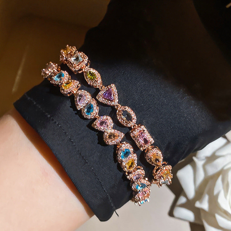 Bracciale con pietre preziose, stile di nicchia e sofisticato, alla moda.