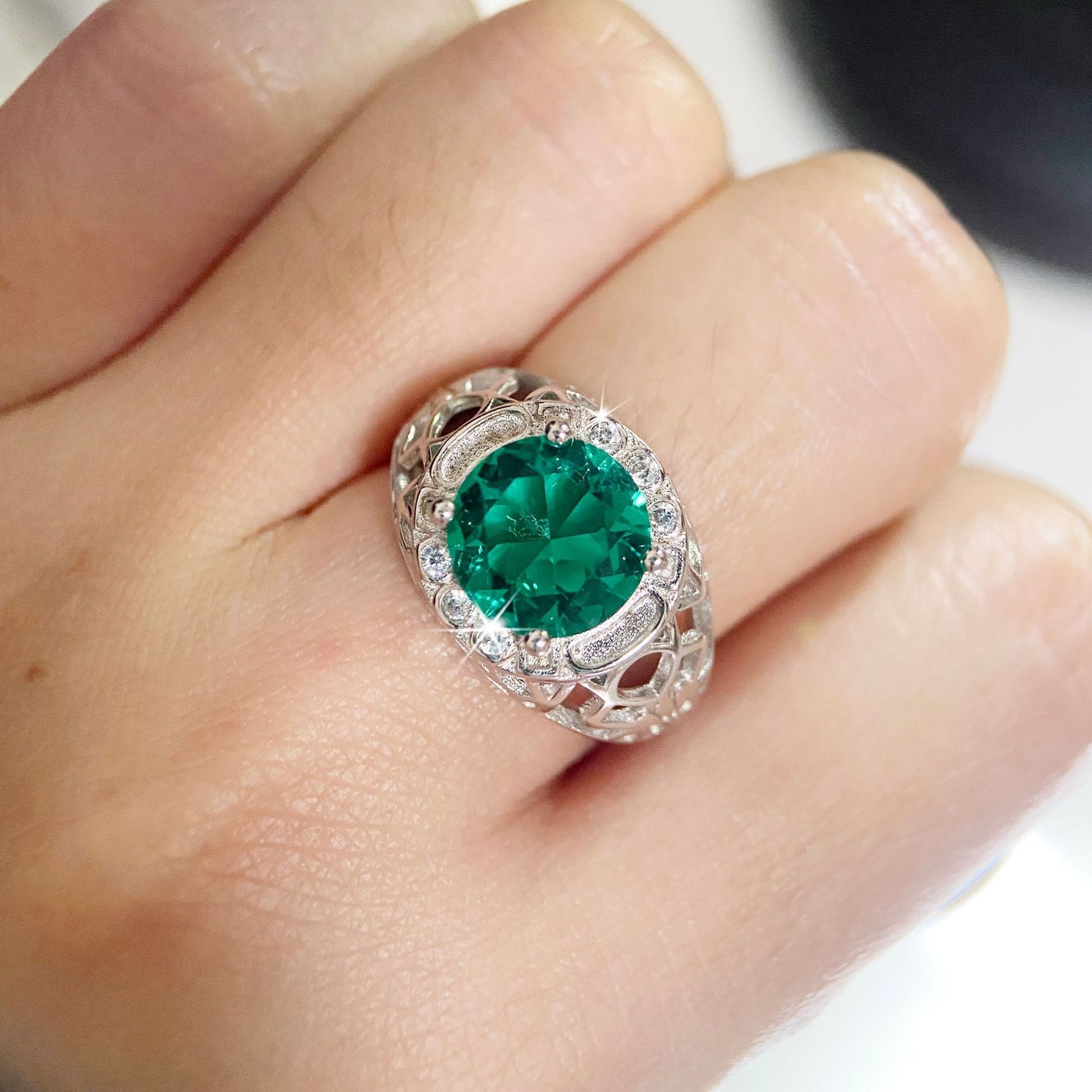 Anello da donna creativo e alla moda con smeraldo