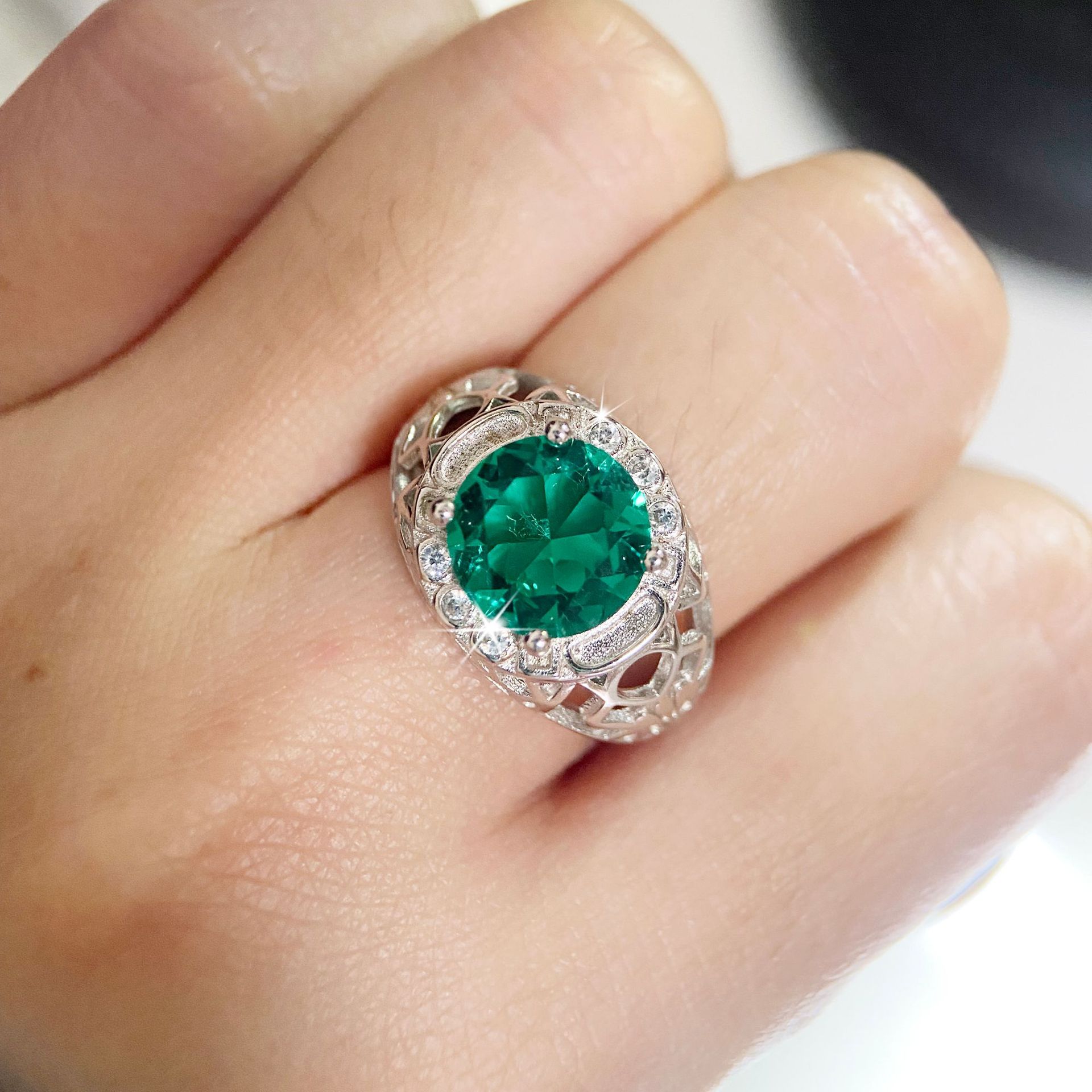 Anello da donna creativo e alla moda con smeraldo