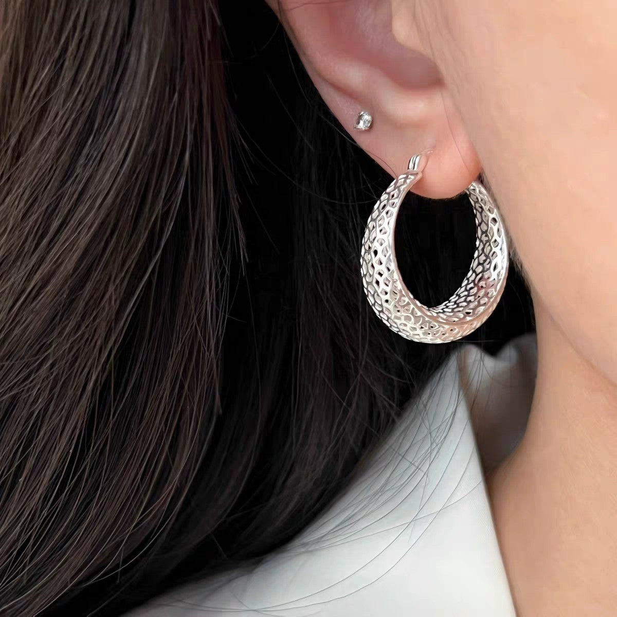 paio di orecchini a cerchio larghi in argento sterling 999