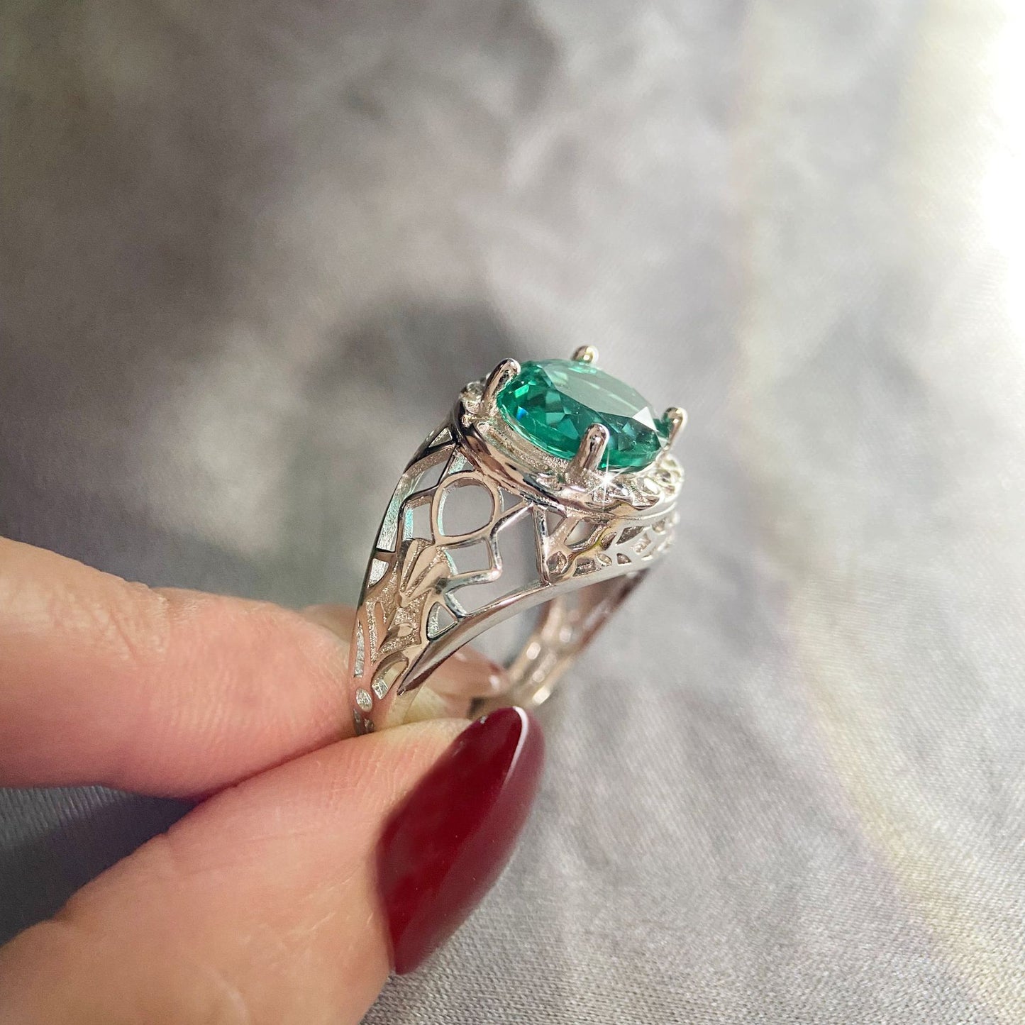 Anello da donna creativo e alla moda con smeraldo