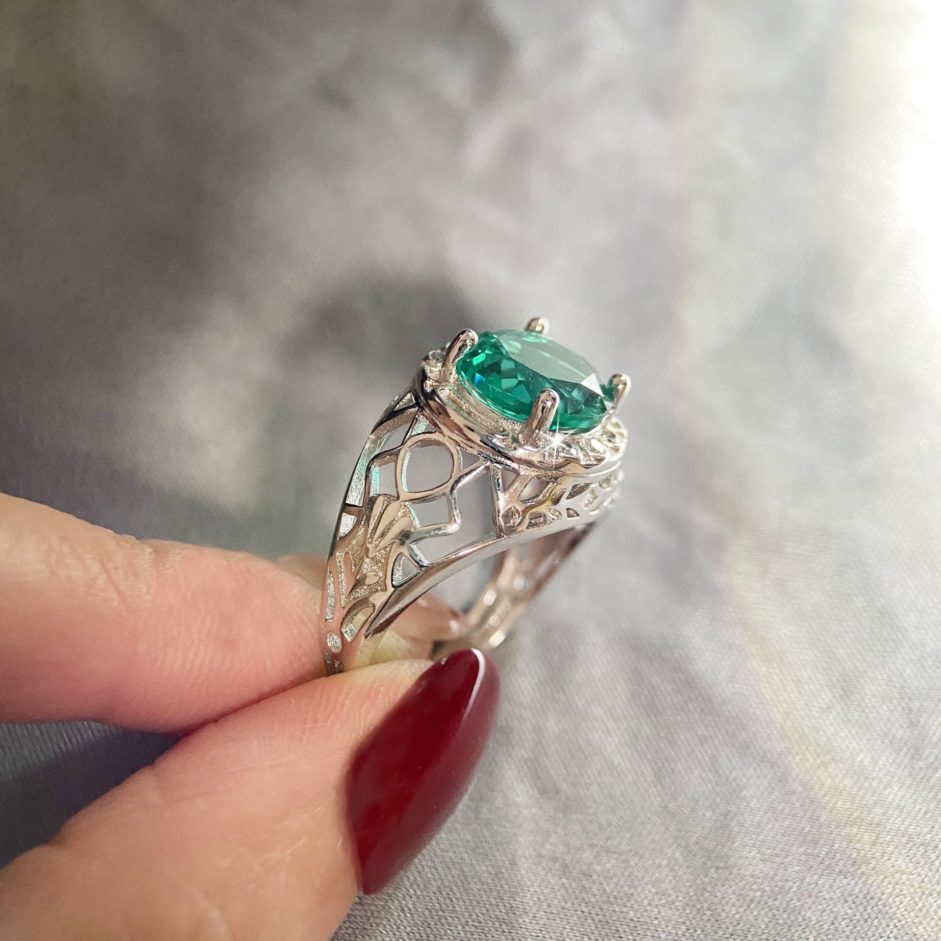 Anello da donna creativo e alla moda con smeraldo