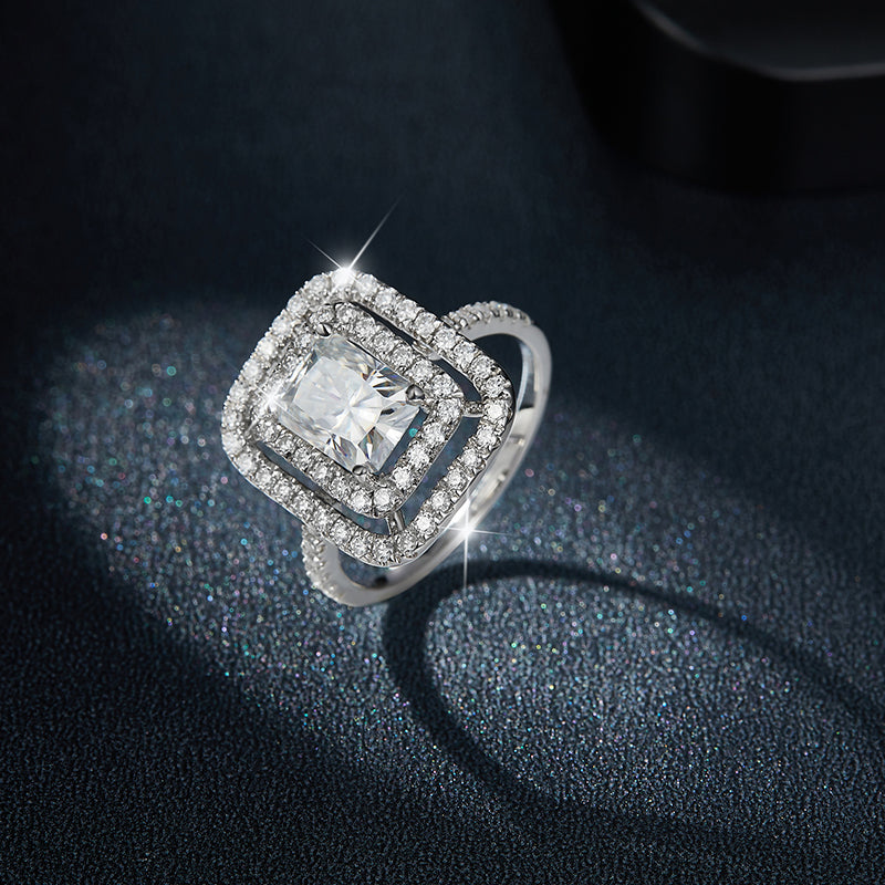 Un anello in argento S925 lussuoso, alla moda e di tendenza