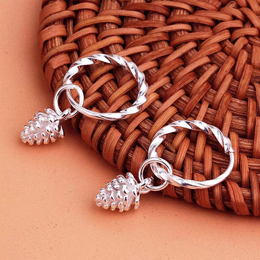 Un paio di orecchini pendenti a forma di pigna intrecciata in argento sterling 999, stile foresta