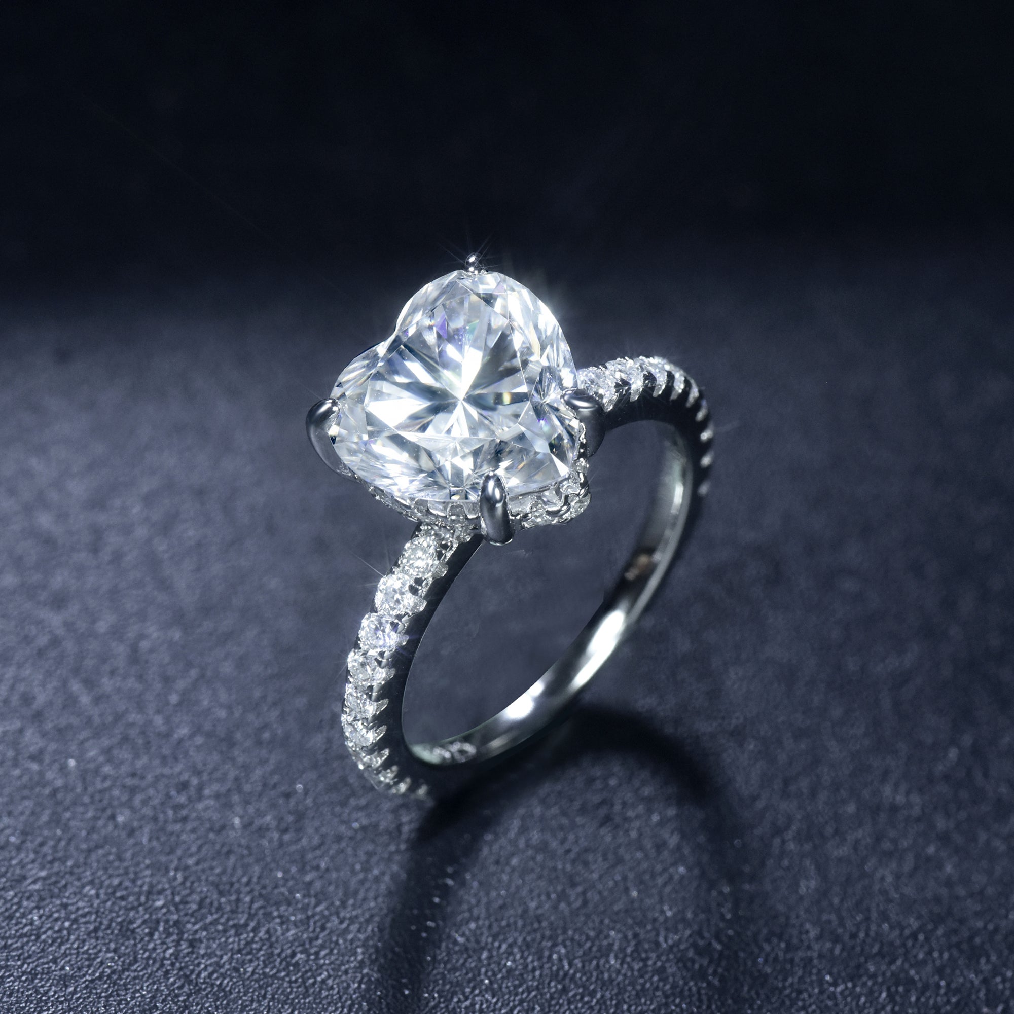 Un anello in argento lussuoso