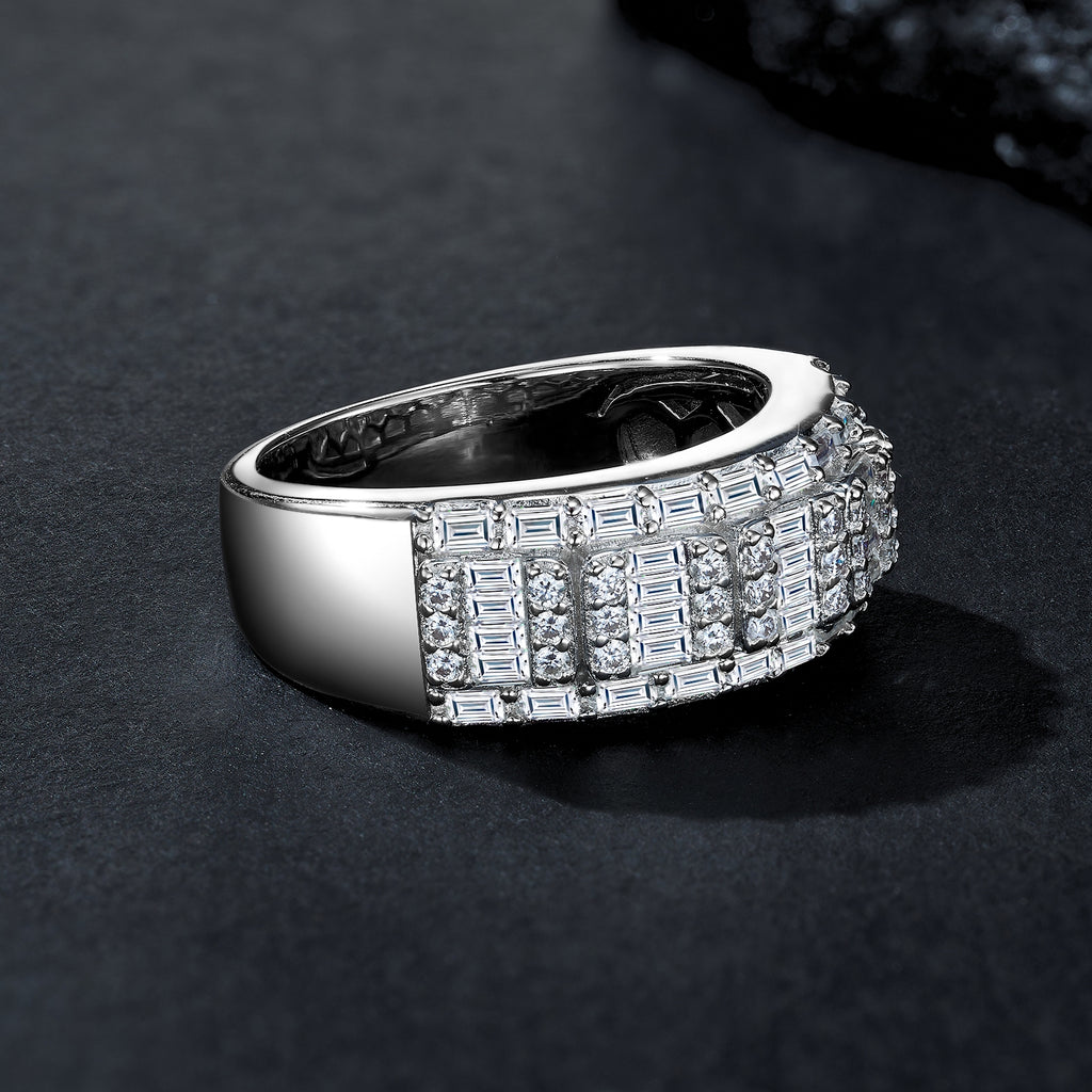 A Luxurious, Fashionable, And Trendy Silver Ring Set With Top-quality Moissanite, Crafted From S925 Silver With A Platinum-plated Finish