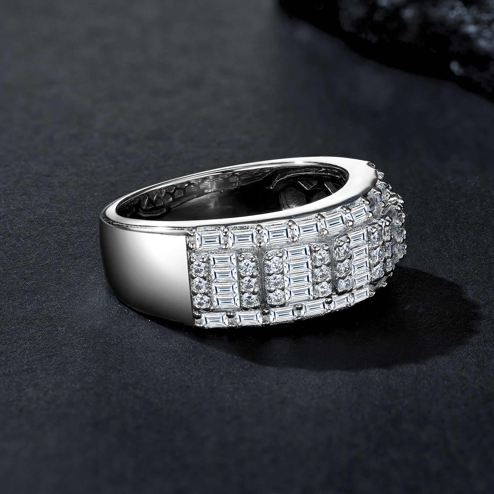 A Luxurious, Fashionable, And Trendy Silver Ring Set With Top-quality Moissanite, Crafted From S925 Silver With A Platinum-plated Finish