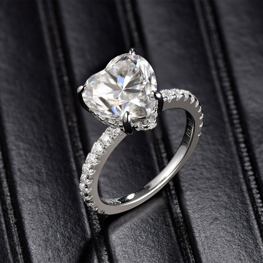 Un anello in argento lussuoso