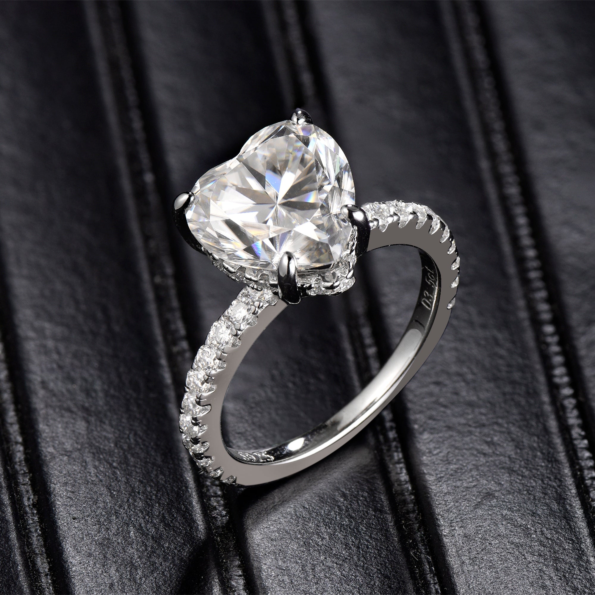 Un anello in argento lussuoso