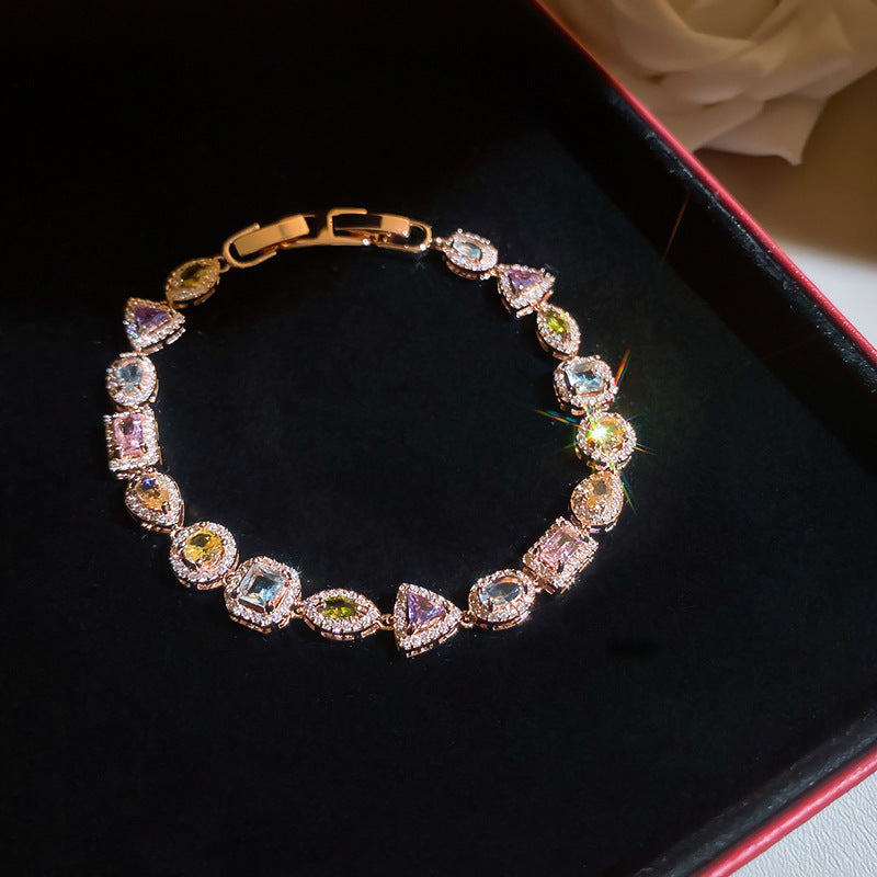 Bracciale con pietre preziose, stile di nicchia e sofisticato, alla moda.