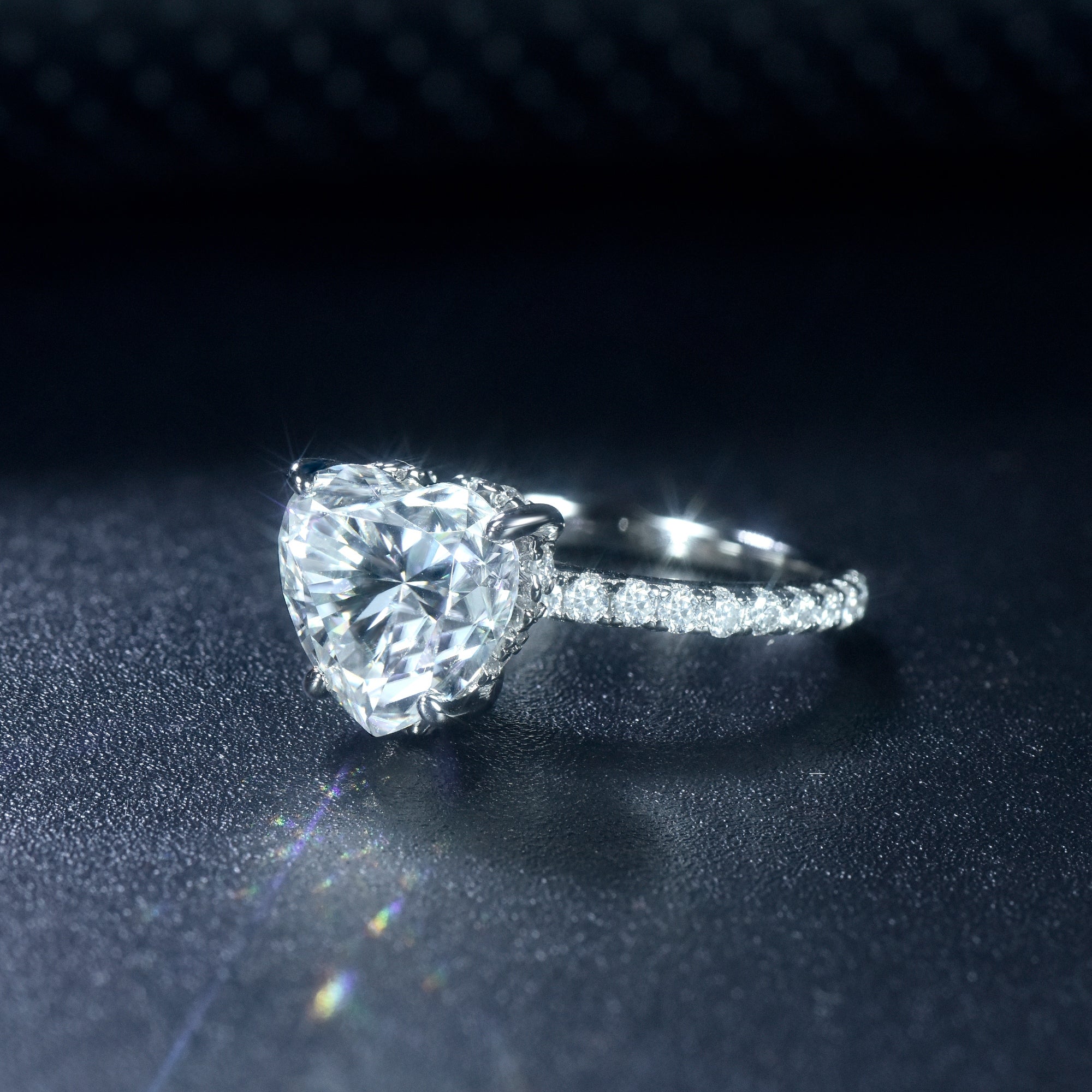 Un anello in argento lussuoso