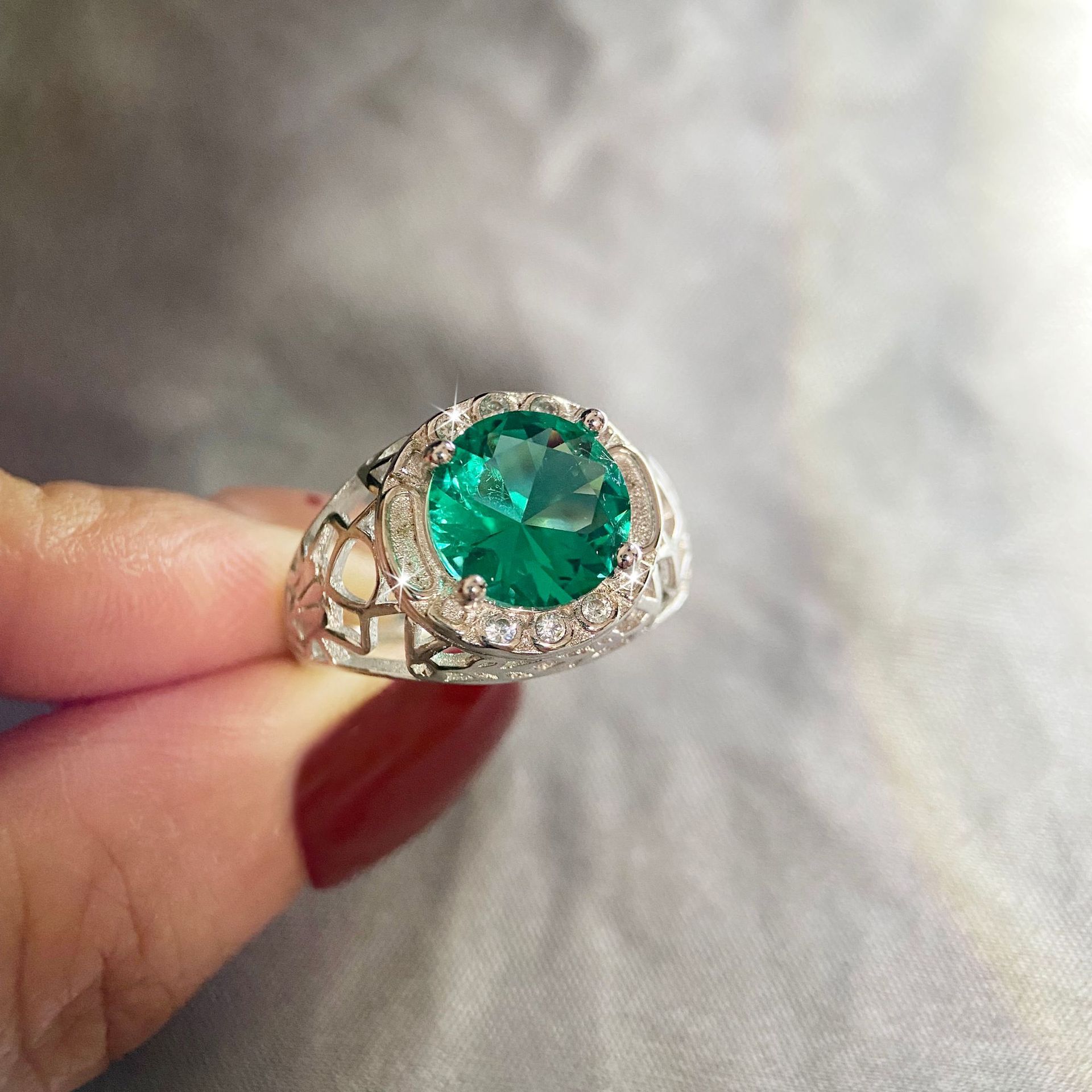 Anello da donna creativo e alla moda con smeraldo