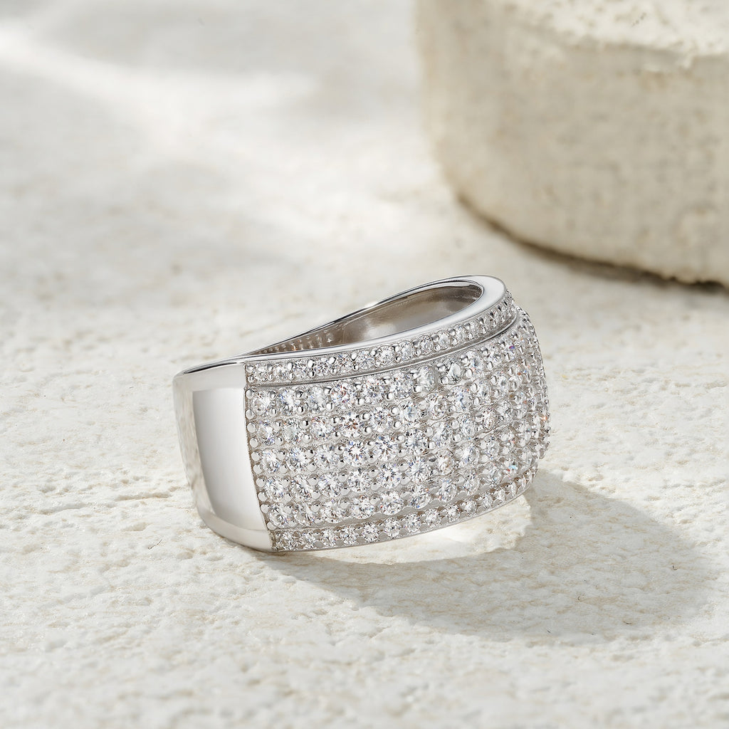 A Luxurious, Fashionable, And Trendy Silver Ring Set With Top-quality Moissanite, Crafted From S925 Silver With A Platinum-plated Finish